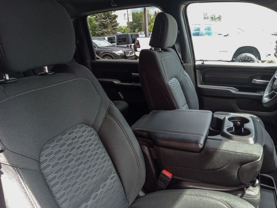 2025 Ram 1500 TRADESMAN SPORT IN BRIGHT WHITE EQUIPPED WITH A 3.6L V6 W/ETORQUE , 4X4 , 8SPD AUTO , TRADESMAN LVL 1 , SPORT APPEARANCE PCKG ,-20