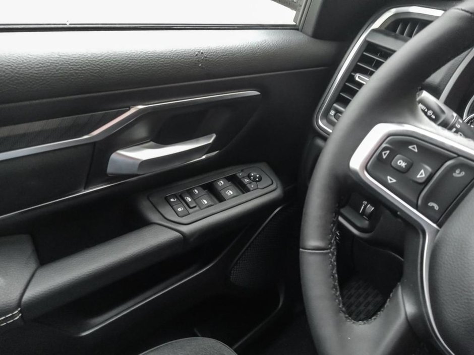 2025 Ram 1500 BIG HORN SPORT IN DIAMOND BLACK EQUIPPED WITH A 3.0L TWIN TURBO , 4X4 , 8SPD AUTO , 20INCH RIMS , BIG HORN LVL 1 , SPORT APPEARA-14