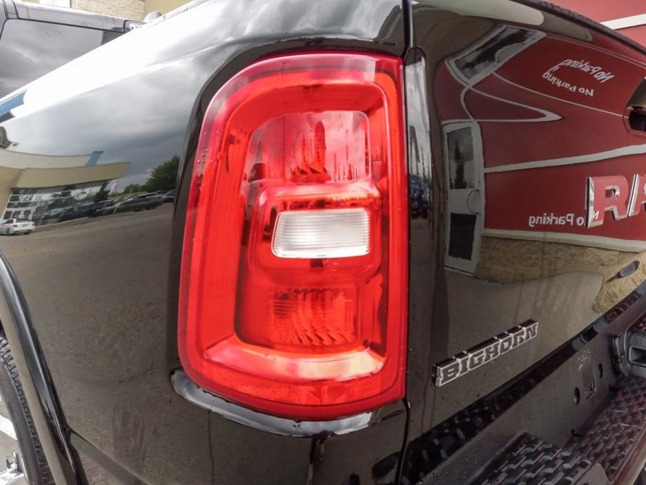 2025 Ram 1500 BIG HORN SPORT IN DIAMOND BLACK EQUIPPED WITH A 3.0L TWIN TURBO , 4X4 , 8SPD AUTO , 20INCH RIMS , BIG HORN LVL 1 , SPORT APPEARA-10