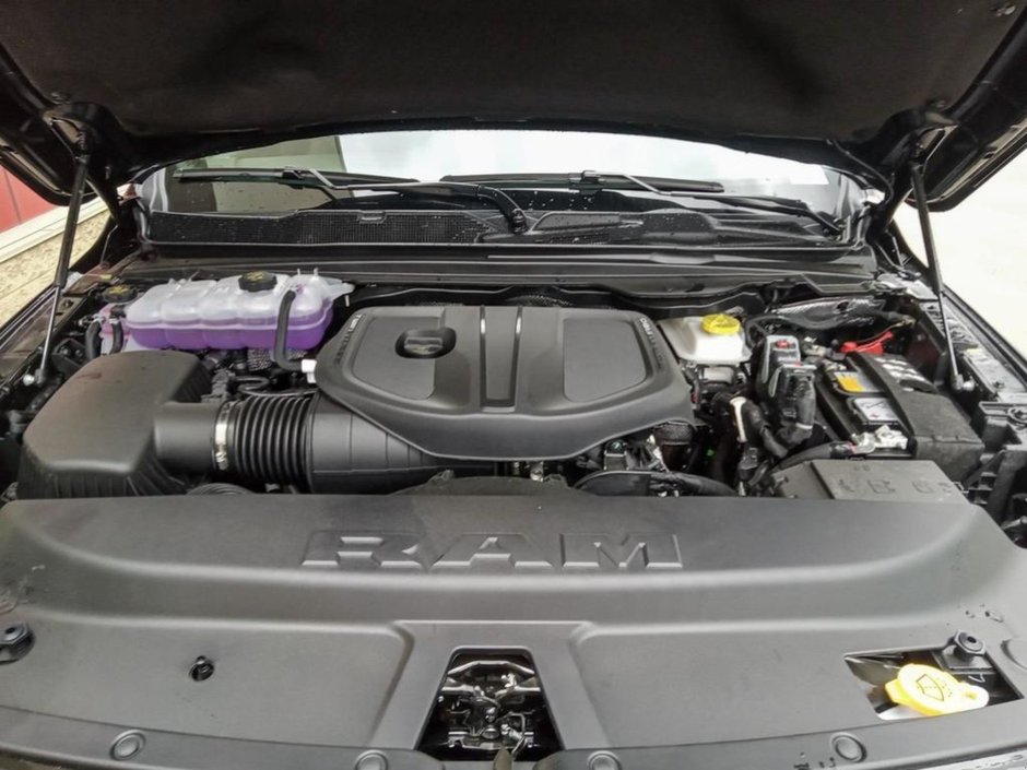 2025 Ram 1500 BIG HORN SPORT IN DIAMOND BLACK EQUIPPED WITH A 3.0L TWIN TURBO , 4X4 , 8SPD AUTO , 20INCH RIMS , BIG HORN LVL 1 , SPORT APPEARA-9