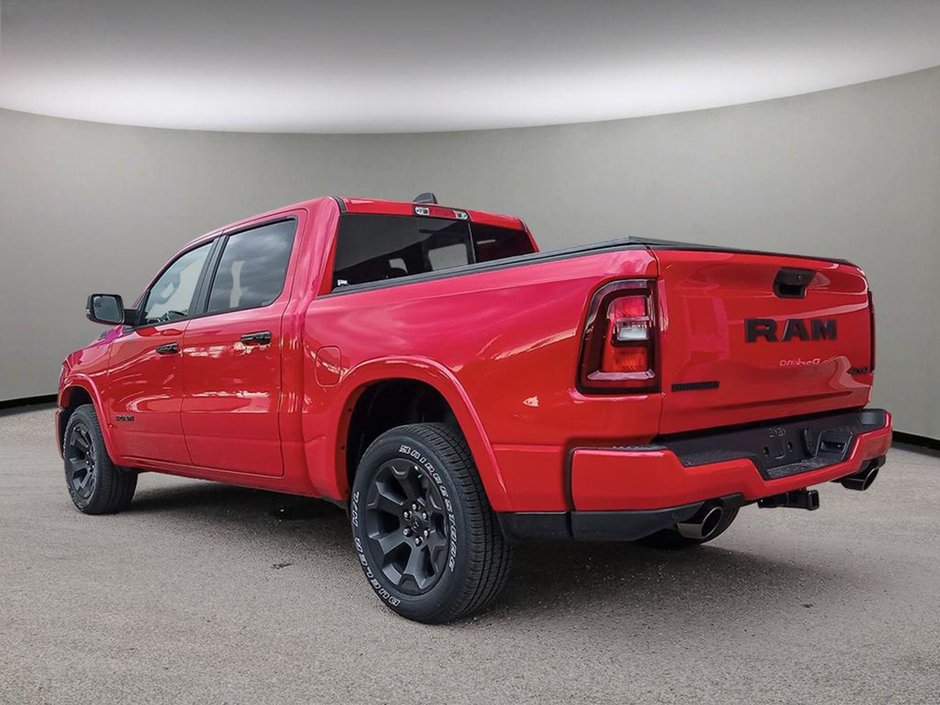 2025 Ram 1500 BIG HORN NIGHT EDITION IN FLAME RED EQUIPPED WITH A 3.0L TWIN TURBO I6 , 4X4 , 8SPD AUTO , TONNEAU , TRAILER BRAKE , BIG HORN LV-3
