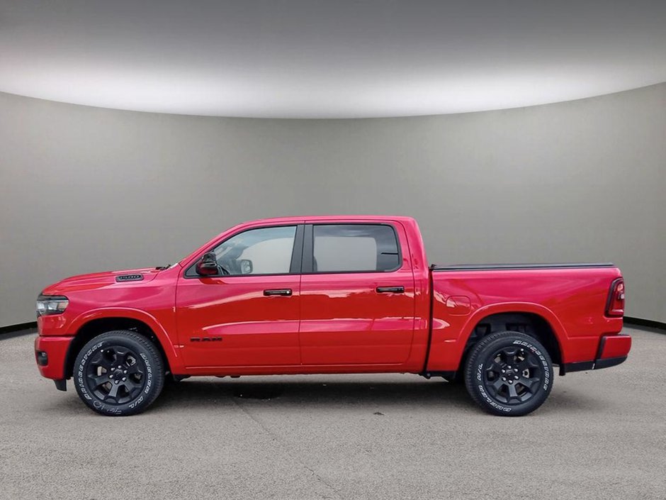 2025 Ram 1500 BIG HORN NIGHT EDITION IN FLAME RED EQUIPPED WITH A 3.0L TWIN TURBO I6 , 4X4 , 8SPD AUTO , TONNEAU , TRAILER BRAKE , BIG HORN LV-2