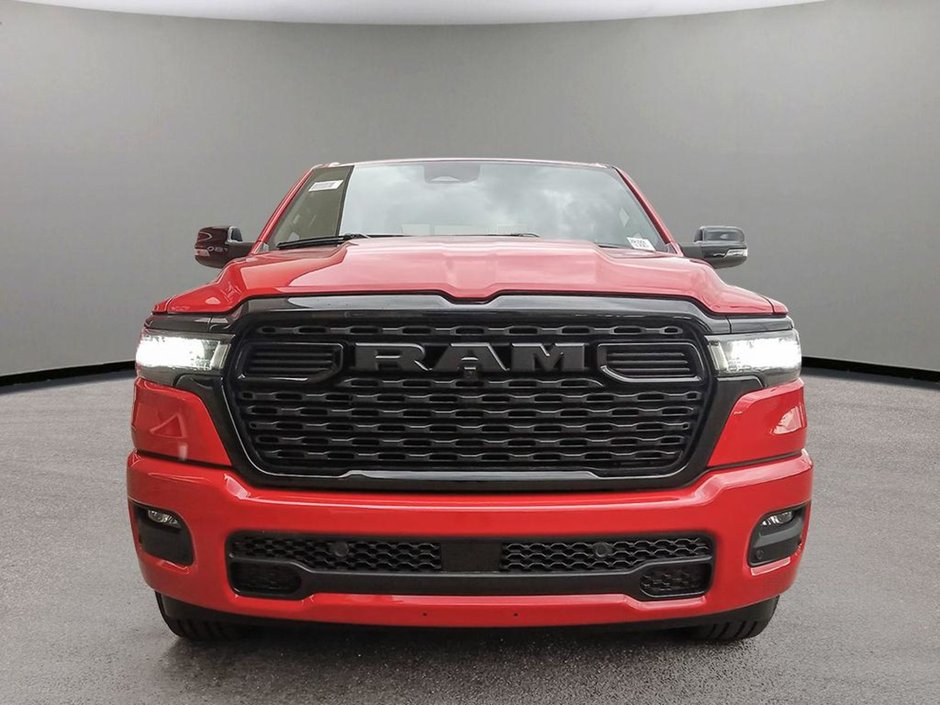 2025 Ram 1500 BIG HORN NIGHT EDITION IN FLAME RED EQUIPPED WITH A 3.0L TWIN TURBO I6 , 4X4 , 8SPD AUTO , TONNEAU , TRAILER BRAKE , BIG HORN LV-1
