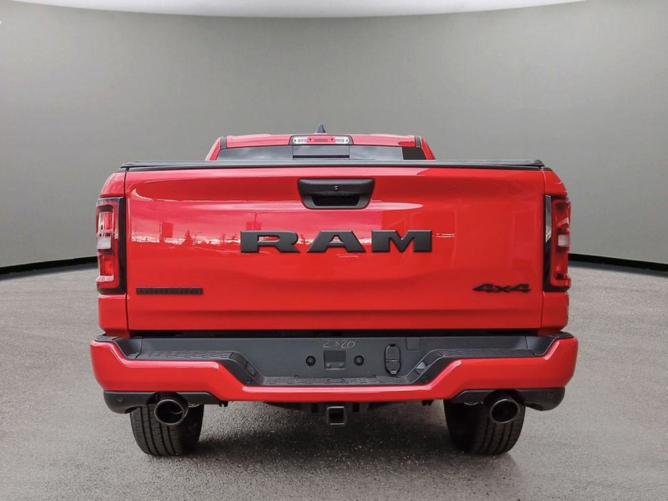 2025 Ram 1500 BIG HORN NIGHT EDITION IN FLAME RED EQUIPPED WITH A 3.0L TWIN TURBO I6 , 4X4 , 8SPD AUTO , TONNEAU , TRAILER BRAKE , BIG HORN LV-4