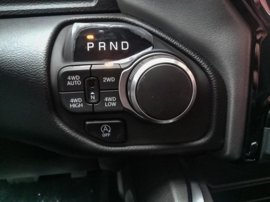 2025 Ram 1500 BIG HORN NIGHT EDITION IN FLAME RED EQUIPPED WITH A 3.0L TWIN TURBO I6 , 4X4 , 8SPD AUTO , TONNEAU , TRAILER BRAKE , BIG HORN LV-16