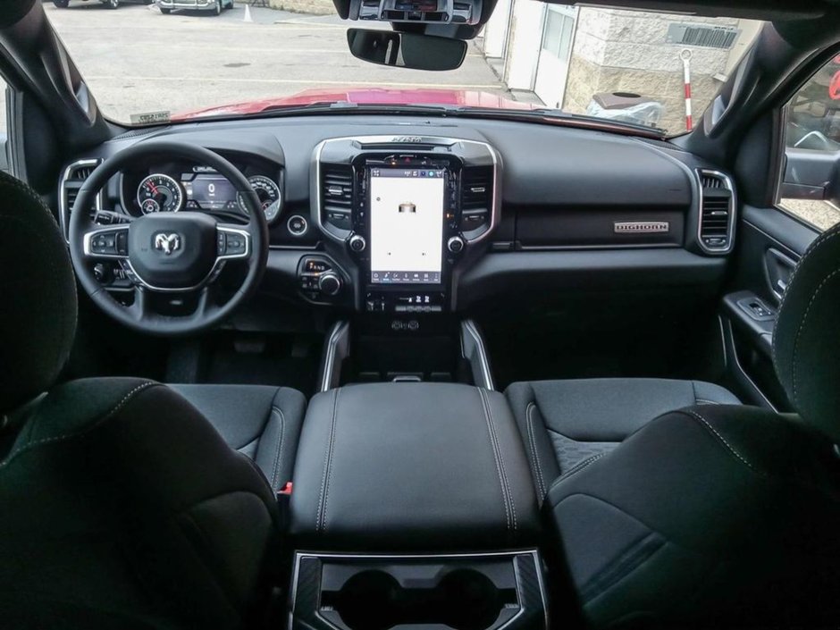 2025 Ram 1500 BIG HORN NIGHT EDITION IN FLAME RED EQUIPPED WITH A 3.0L TWIN TURBO I6 , 4X4 , 8SPD AUTO , TONNEAU , TRAILER BRAKE , BIG HORN LV-22