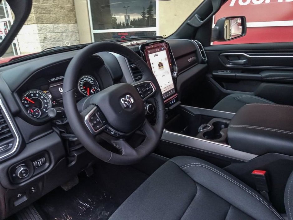2025 Ram 1500 BIG HORN NIGHT EDITION IN FLAME RED EQUIPPED WITH A 3.0L TWIN TURBO I6 , 4X4 , 8SPD AUTO , TONNEAU , TRAILER BRAKE , BIG HORN LV-11
