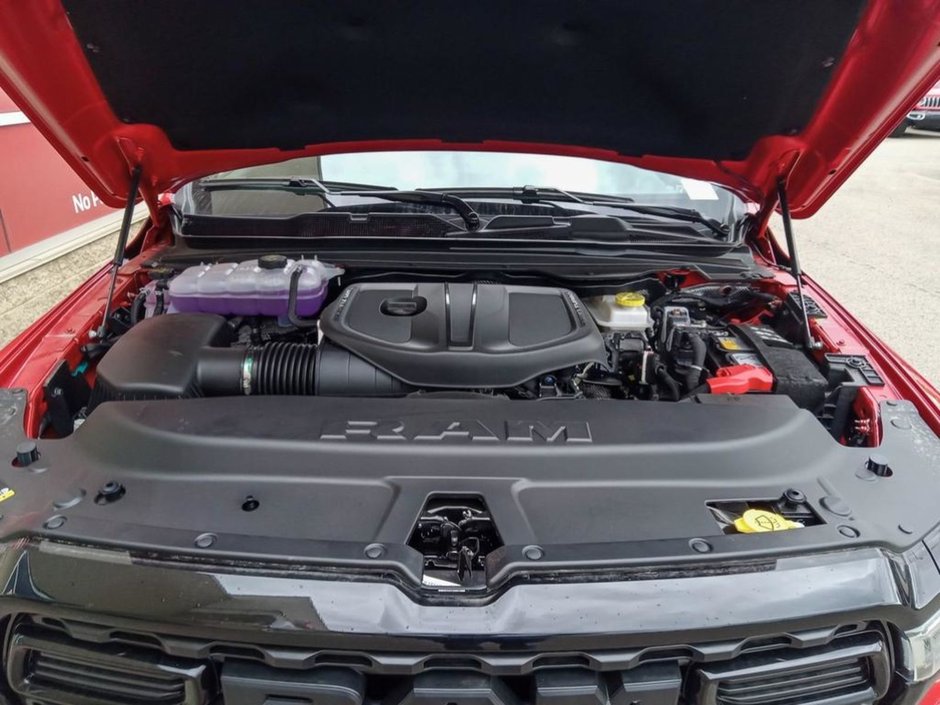 2025 Ram 1500 BIG HORN NIGHT EDITION IN FLAME RED EQUIPPED WITH A 3.0L TWIN TURBO I6 , 4X4 , 8SPD AUTO , TONNEAU , TRAILER BRAKE , BIG HORN LV-9