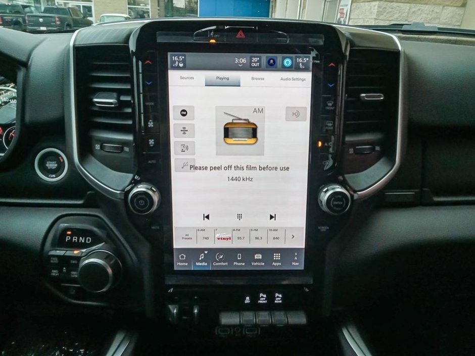 2025 Ram 1500 BIG HORN NIGHT EDITION IN FLAME RED EQUIPPED WITH A 3.0L TWIN TURBO I6 , 4X4 , 8SPD AUTO , TONNEAU , TRAILER BRAKE , BIG HORN LV-17