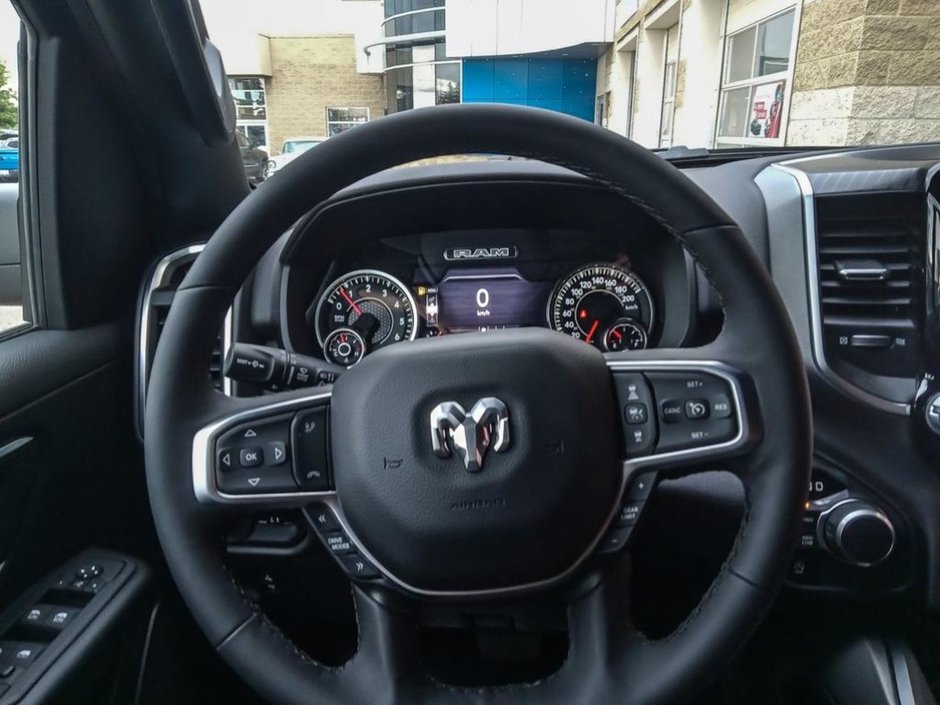 2025 Ram 1500 BIG HORN NIGHT EDITION IN FLAME RED EQUIPPED WITH A 3.0L TWIN TURBO I6 , 4X4 , 8SPD AUTO , TONNEAU , TRAILER BRAKE , BIG HORN LV-12