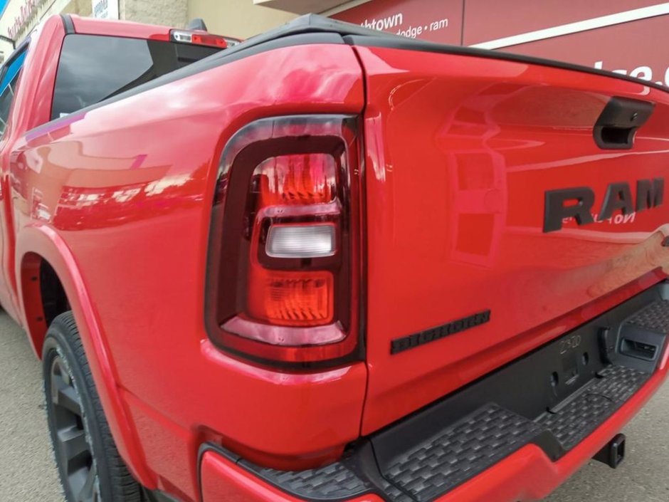 2025 Ram 1500 BIG HORN NIGHT EDITION IN FLAME RED EQUIPPED WITH A 3.0L TWIN TURBO I6 , 4X4 , 8SPD AUTO , TONNEAU , TRAILER BRAKE , BIG HORN LV-10