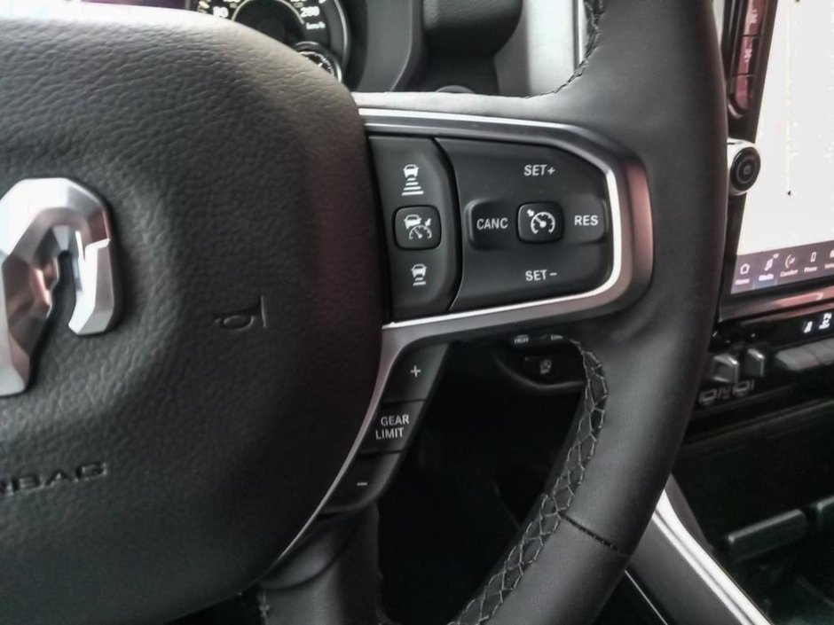 2025 Ram 1500 BIG HORN NIGHT EDITION IN FLAME RED EQUIPPED WITH A 3.0L TWIN TURBO I6 , 4X4 , 8SPD AUTO , TONNEAU , TRAILER BRAKE , BIG HORN LV-14