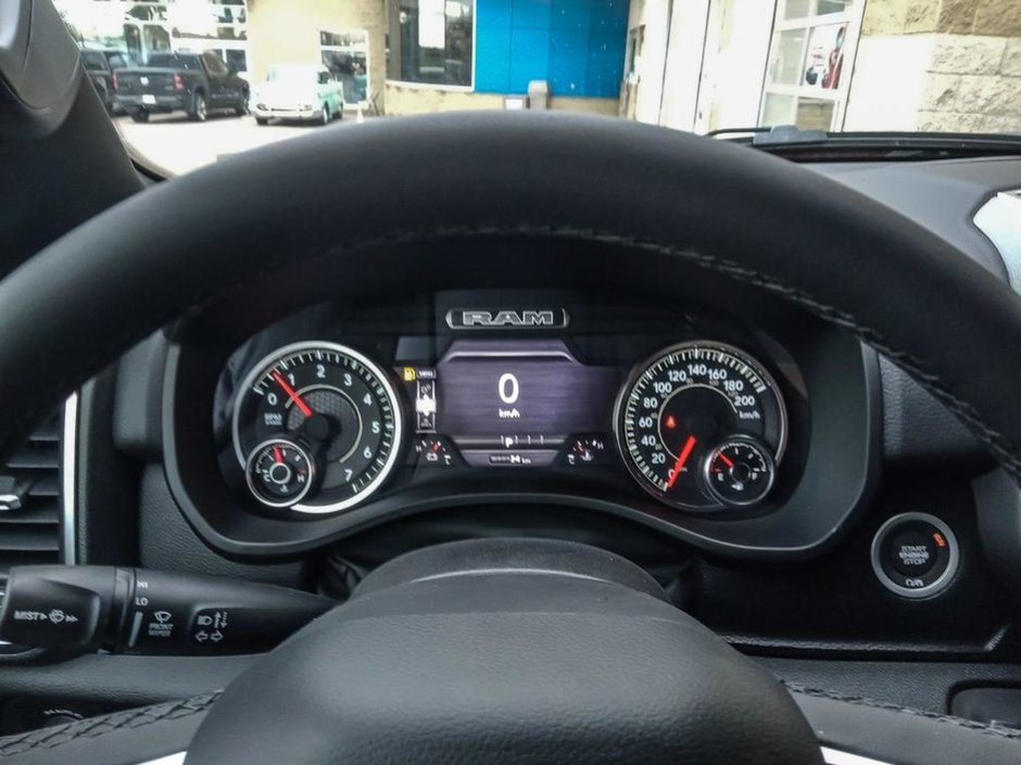 2025 Ram 1500 BIG HORN NIGHT EDITION IN FLAME RED EQUIPPED WITH A 3.0L TWIN TURBO I6 , 4X4 , 8SPD AUTO , TONNEAU , TRAILER BRAKE , BIG HORN LV-13