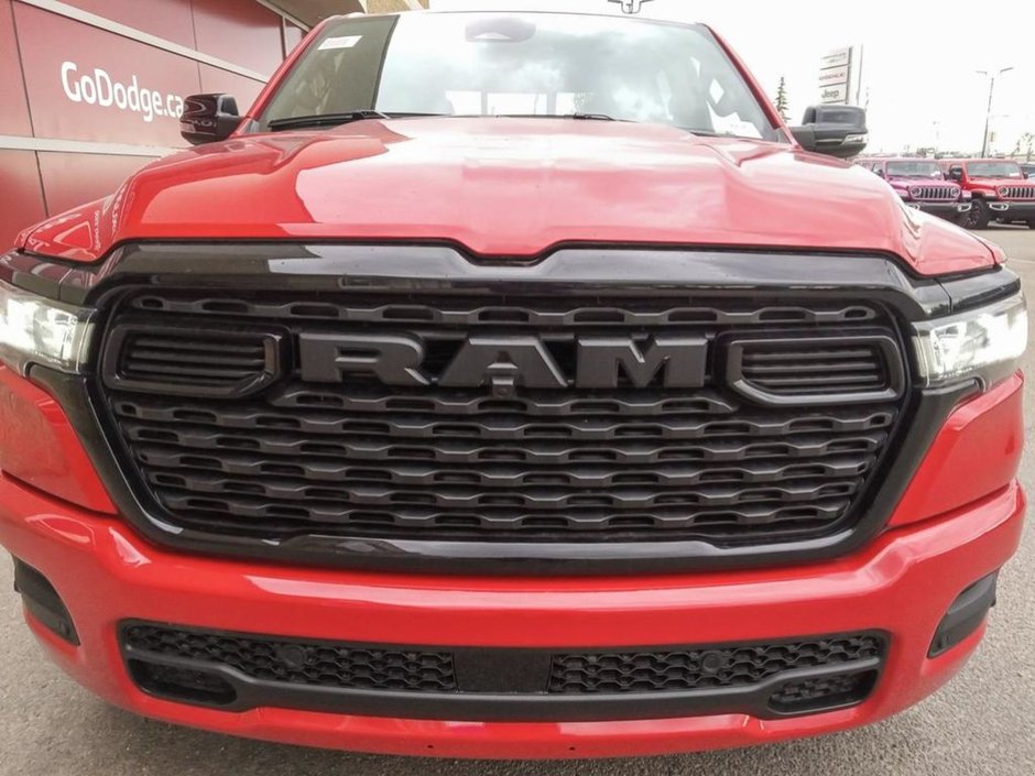 2025 Ram 1500 BIG HORN NIGHT EDITION IN FLAME RED EQUIPPED WITH A 3.0L TWIN TURBO I6 , 4X4 , 8SPD AUTO , TONNEAU , TRAILER BRAKE , BIG HORN LV-8
