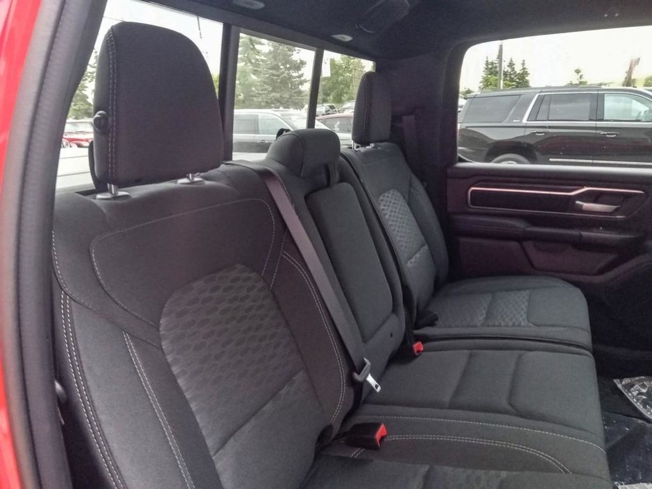 2025 Ram 1500 BIG HORN NIGHT EDITION IN FLAME RED EQUIPPED WITH A 3.0L TWIN TURBO I6 , 4X4 , 8SPD AUTO , TONNEAU , TRAILER BRAKE , BIG HORN LV-21