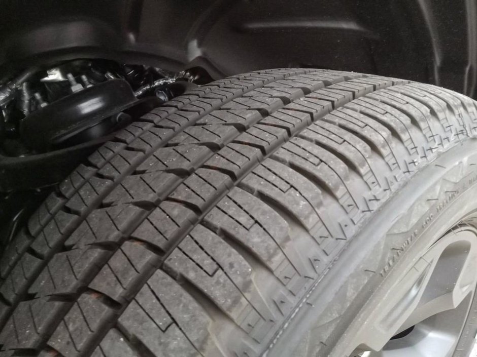 2025 Ram 1500 BIG HORN NIGHT EDITION IN FLAME RED EQUIPPED WITH A 3.0L TWIN TURBO I6 , 4X4 , 8SPD AUTO , TONNEAU , TRAILER BRAKE , BIG HORN LV-6