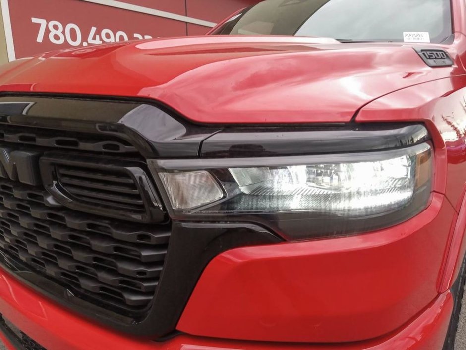 2025 Ram 1500 BIG HORN NIGHT EDITION IN FLAME RED EQUIPPED WITH A 3.0L TWIN TURBO I6 , 4X4 , 8SPD AUTO , TONNEAU , TRAILER BRAKE , BIG HORN LV-7