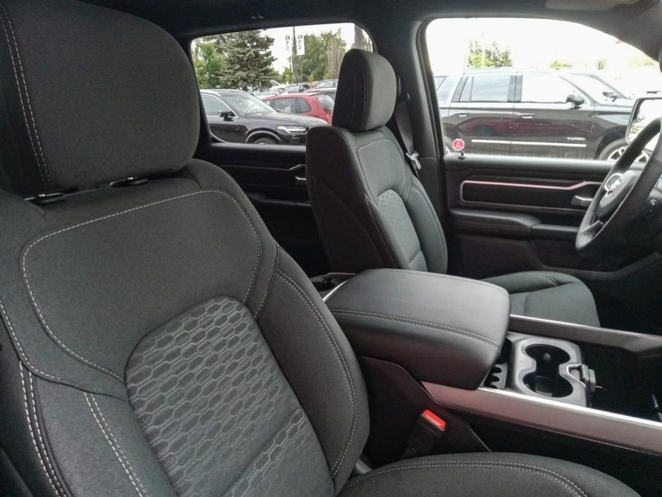 2025 Ram 1500 BIG HORN NIGHT EDITION IN FLAME RED EQUIPPED WITH A 3.0L TWIN TURBO I6 , 4X4 , 8SPD AUTO , TONNEAU , TRAILER BRAKE , BIG HORN LV-20