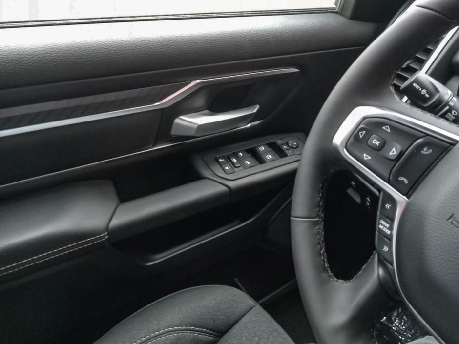 2025 Ram 1500 BIG HORN NIGHT EDITION IN FLAME RED EQUIPPED WITH A 3.0L TWIN TURBO I6 , 4X4 , 8SPD AUTO , TONNEAU , TRAILER BRAKE , BIG HORN LV-15