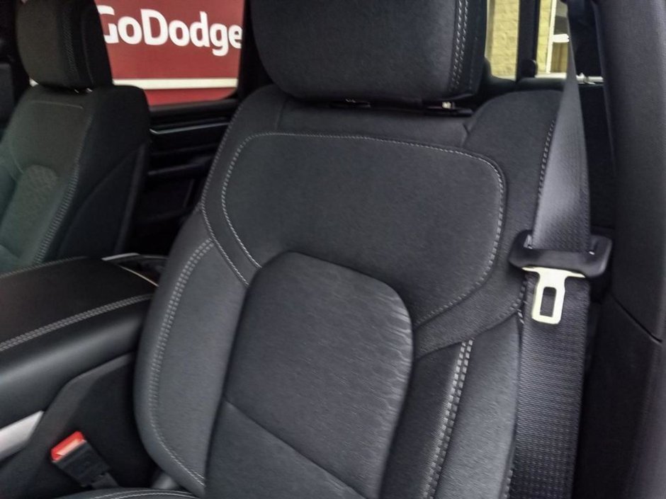 2025 Ram 1500 BIG HORN NIGHT EDITION IN FLAME RED EQUIPPED WITH A 3.0L TWIN TURBO I6 , 4X4 , 8SPD AUTO , TONNEAU , TRAILER BRAKE , BIG HORN LV-18