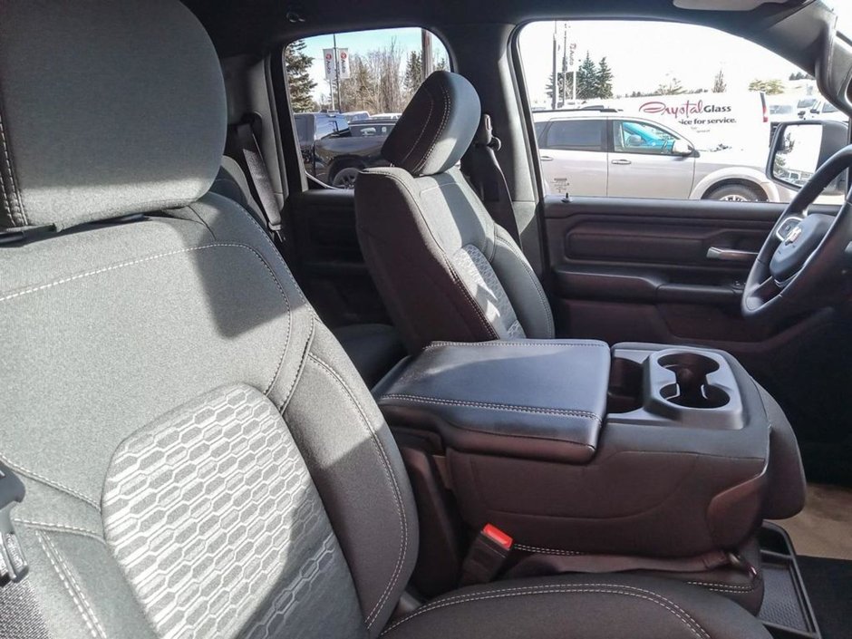 2025 Ram 1500 SXT TRADESMAN IN BRIGHT WHITE EQUIPPED WITH A 3.6L V6 W/ETORQUE , 4X4 , 8SPD AUTO , TRADESMAN LVL 1 , SXT APPEARANCE GROUP , AC-20