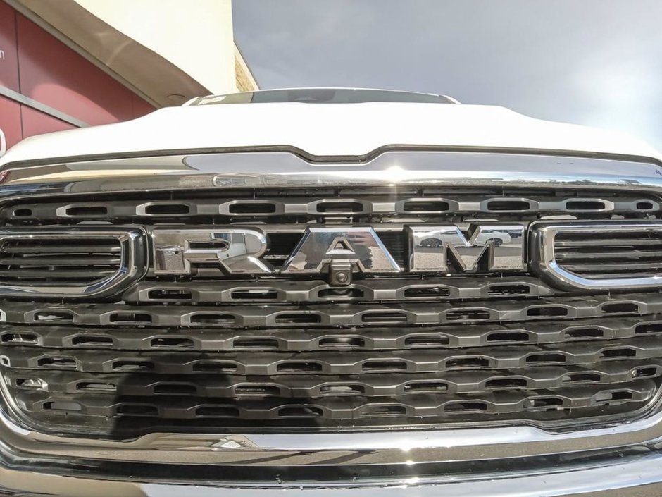 2025 Ram 1500 SXT TRADESMAN IN BRIGHT WHITE EQUIPPED WITH A 3.6L V6 W/ETORQUE , 4X4 , 8SPD AUTO , TRADESMAN LVL 1 , SXT APPEARANCE GROUP , AC-8