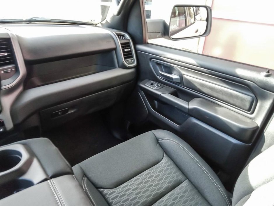 2025 Ram 1500 SXT TRADESMAN IN BRIGHT WHITE EQUIPPED WITH A 3.6L V6 W/ETORQUE , 4X4 , 8SPD AUTO , TRADESMAN LVL 1 , SXT APPEARANCE GROUP , AC-23