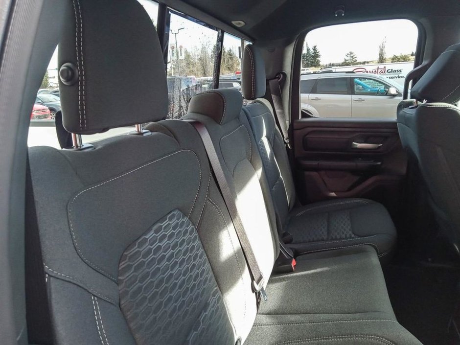 2025 Ram 1500 SXT TRADESMAN IN BRIGHT WHITE EQUIPPED WITH A 3.6L V6 W/ETORQUE , 4X4 , 8SPD AUTO , TRADESMAN LVL 1 , SXT APPEARANCE GROUP , AC-21