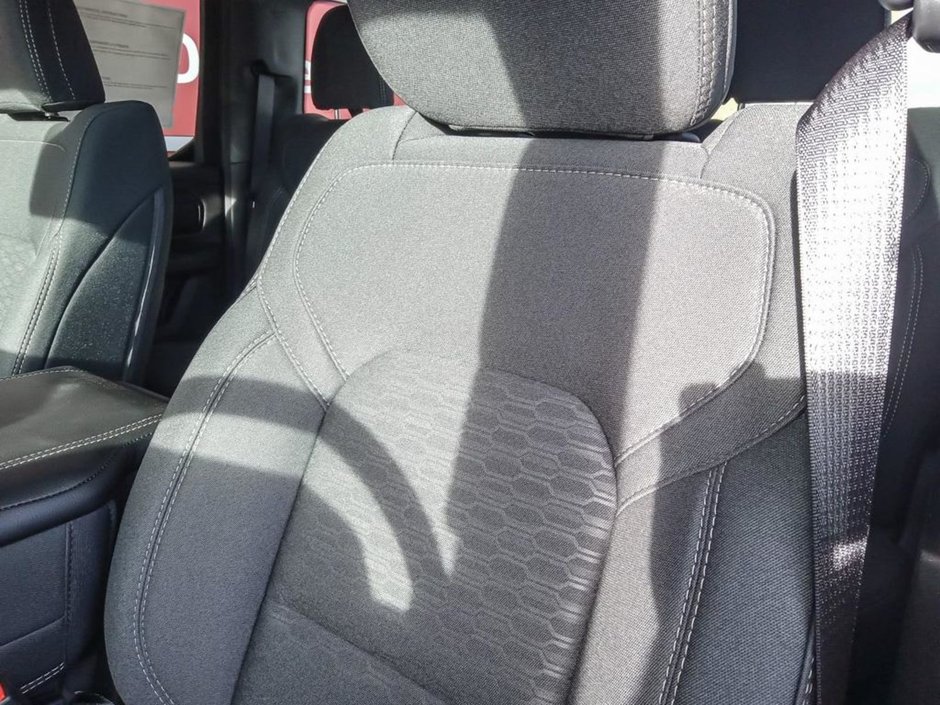 2025 Ram 1500 SXT TRADESMAN IN BRIGHT WHITE EQUIPPED WITH A 3.6L V6 W/ETORQUE , 4X4 , 8SPD AUTO , TRADESMAN LVL 1 , SXT APPEARANCE GROUP , AC-18