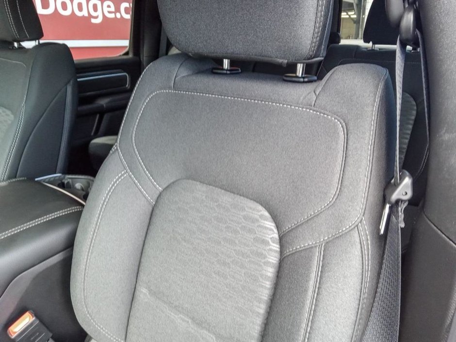 2025 Ram 1500 BIG HORN NIGHT EDITION IN FLAME RED EQUIPPED WITH A 3.0L TWIN TURBO I6 , 4X4 , 8SPD AUTO , 125L TANK , PANO SUNROOF , TONNEAU CO-18