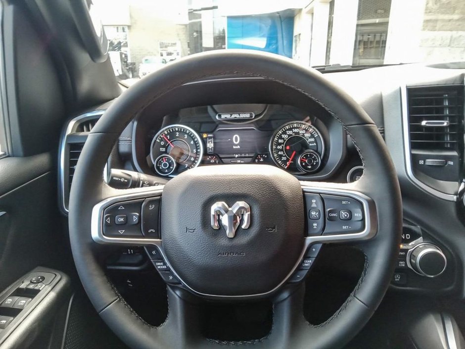 2025 Ram 1500 BIG HORN NIGHT EDITION IN FLAME RED EQUIPPED WITH A 3.0L TWIN TURBO I6 , 4X4 , 8SPD AUTO , 125L TANK , PANO SUNROOF , TONNEAU CO-12