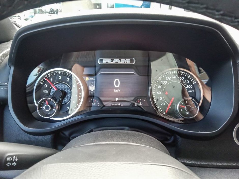 2025 Ram 1500 BIG HORN NIGHT EDITION IN FLAME RED EQUIPPED WITH A 3.0L TWIN TURBO I6 , 4X4 , 8SPD AUTO , 125L TANK , PANO SUNROOF , TONNEAU CO-13