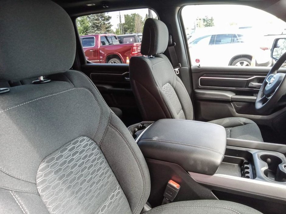 2025 Ram 1500 BIG HORN NIGHT EDITION IN FLAME RED EQUIPPED WITH A 3.0L TWIN TURBO I6 , 4X4 , 8SPD AUTO , 125L TANK , PANO SUNROOF , TONNEAU CO-20