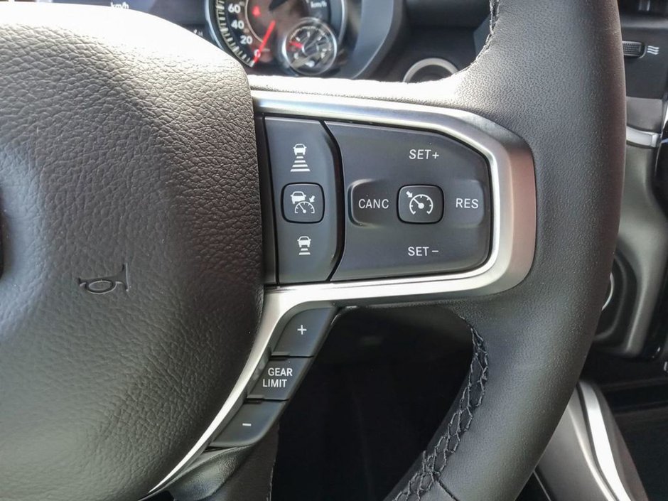 2025 Ram 1500 BIG HORN NIGHT EDITION IN FLAME RED EQUIPPED WITH A 3.0L TWIN TURBO I6 , 4X4 , 8SPD AUTO , 125L TANK , PANO SUNROOF , TONNEAU CO-14