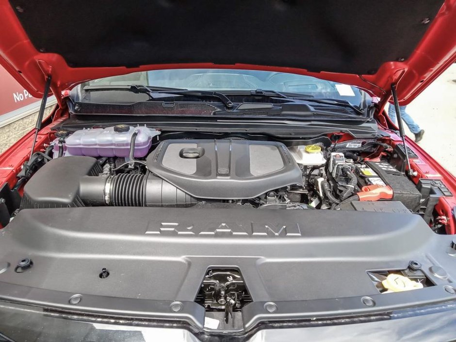 2025 Ram 1500 BIG HORN NIGHT EDITION IN FLAME RED EQUIPPED WITH A 3.0L TWIN TURBO I6 , 4X4 , 8SPD AUTO , 125L TANK , PANO SUNROOF , TONNEAU CO-9