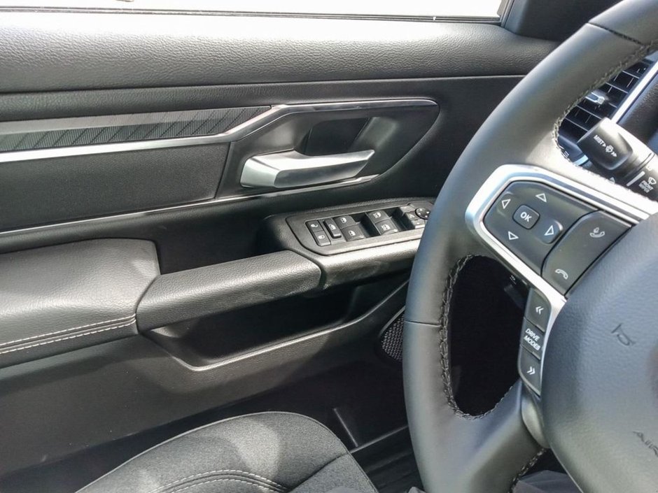 2025 Ram 1500 BIG HORN NIGHT EDITION IN FLAME RED EQUIPPED WITH A 3.0L TWIN TURBO I6 , 4X4 , 8SPD AUTO , 125L TANK , PANO SUNROOF , TONNEAU CO-15