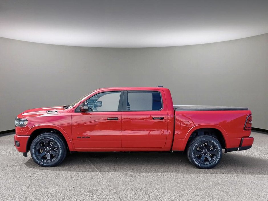 2025 Ram 1500 BIG HORN NIGHT EDITION IN FLAME RED EQUIPPED WITH A 3.0L TWIN TURBO I6 , 4X4 , 8SPD AUTO , 125L TANK , PANO SUNROOF , TONNEAU CO-2