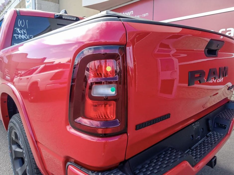 2025 Ram 1500 BIG HORN NIGHT EDITION IN FLAME RED EQUIPPED WITH A 3.0L TWIN TURBO I6 , 4X4 , 8SPD AUTO , 125L TANK , PANO SUNROOF , TONNEAU CO-10