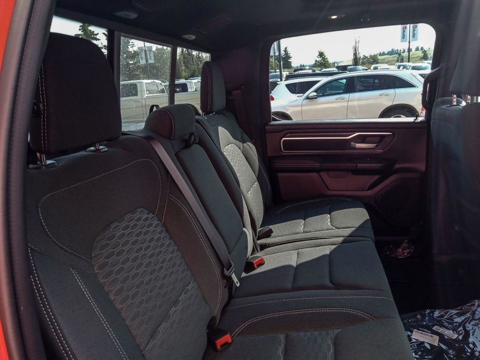 2025 Ram 1500 BIG HORN NIGHT EDITION IN FLAME RED EQUIPPED WITH A 3.0L TWIN TURBO I6 , 4X4 , 8SPD AUTO , PANO SUNROOF , TONNEAU COVER , BIG HO-21