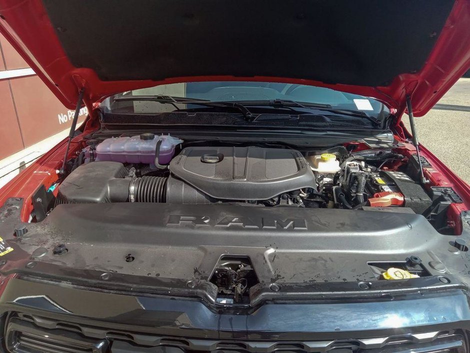 2025 Ram 1500 BIG HORN NIGHT EDITION IN FLAME RED EQUIPPED WITH A 3.0L TWIN TURBO I6 , 4X4 , 8SPD AUTO , PANO SUNROOF , TONNEAU COVER , BIG HO-9