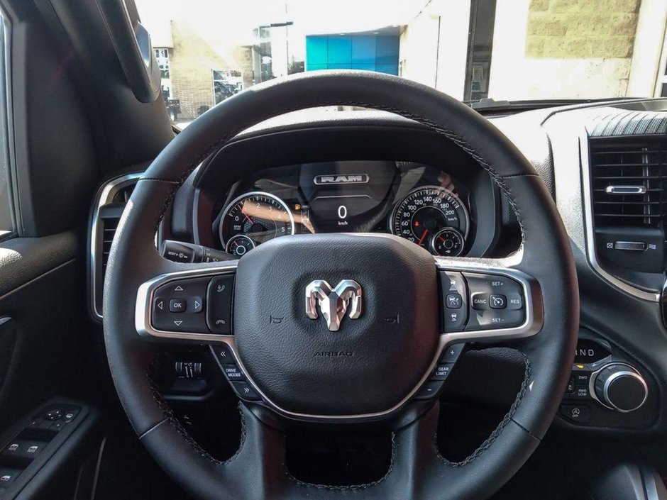 2025 Ram 1500 BIG HORN NIGHT EDITION IN FLAME RED EQUIPPED WITH A 3.0L TWIN TURBO I6 , 4X4 , 8SPD AUTO , PANO SUNROOF , TONNEAU COVER , BIG HO-12