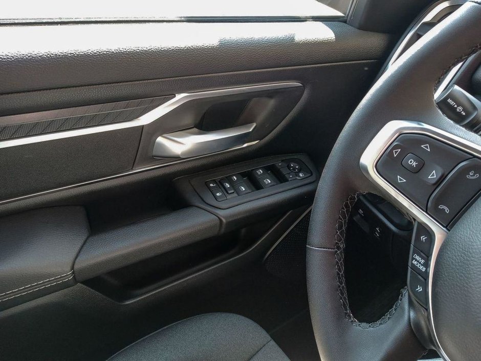 2025 Ram 1500 BIG HORN NIGHT EDITION IN FLAME RED EQUIPPED WITH A 3.0L TWIN TURBO I6 , 4X4 , 8SPD AUTO , PANO SUNROOF , TONNEAU COVER , BIG HO-15