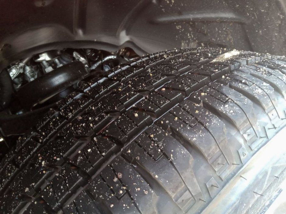 2025 Ram 1500 BIG HORN NIGHT EDITION IN FLAME RED EQUIPPED WITH A 3.0L TWIN TURBO I6 , 4X4 , 8SPD AUTO , PANO SUNROOF , TONNEAU COVER , BIG HO-6