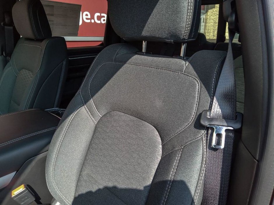 2025 Ram 1500 BIG HORN NIGHT EDITION IN FLAME RED EQUIPPED WITH A 3.0L TWIN TURBO I6 , 4X4 , 8SPD AUTO , PANO SUNROOF , TONNEAU COVER , BIG HO-18