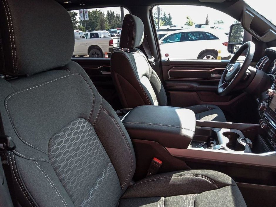 2025 Ram 1500 BIG HORN NIGHT EDITION IN FLAME RED EQUIPPED WITH A 3.0L TWIN TURBO I6 , 4X4 , 8SPD AUTO , PANO SUNROOF , TONNEAU COVER , BIG HO-20