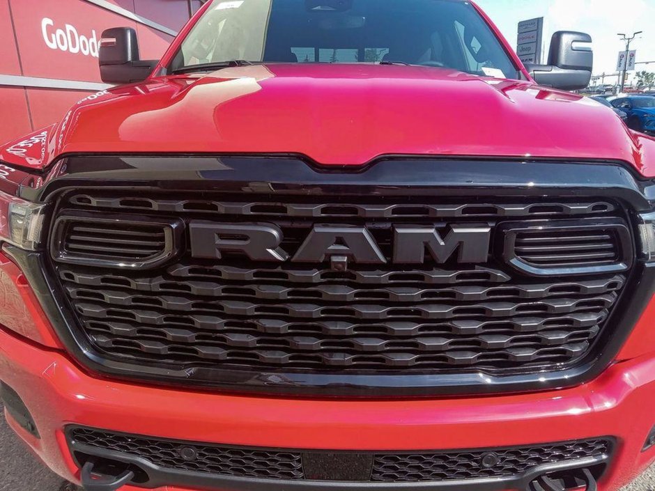 2025 Ram 1500 BIG HORN NIGHT EDITION IN FLAME RED EQUIPPED WITH A 3.0L TWIN TURBO I6 , 4X4 , 8SPD AUTO , PANO SUNROOF , TONNEAU COVER , BIG HO-8