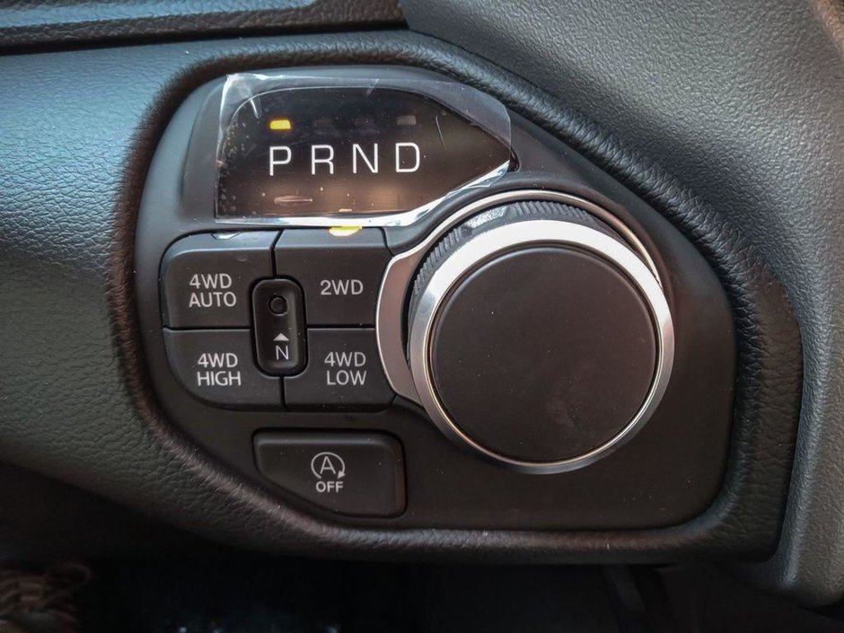 2025 Ram 1500 BIG HORN NIGHT EDITION IN FLAME RED EQUIPPED WITH A 3.0L TWIN TURBO I6 , 4X4 , 8SPD AUTO , PANO SUNROOF , TONNEAU COVER , BIG HO-16