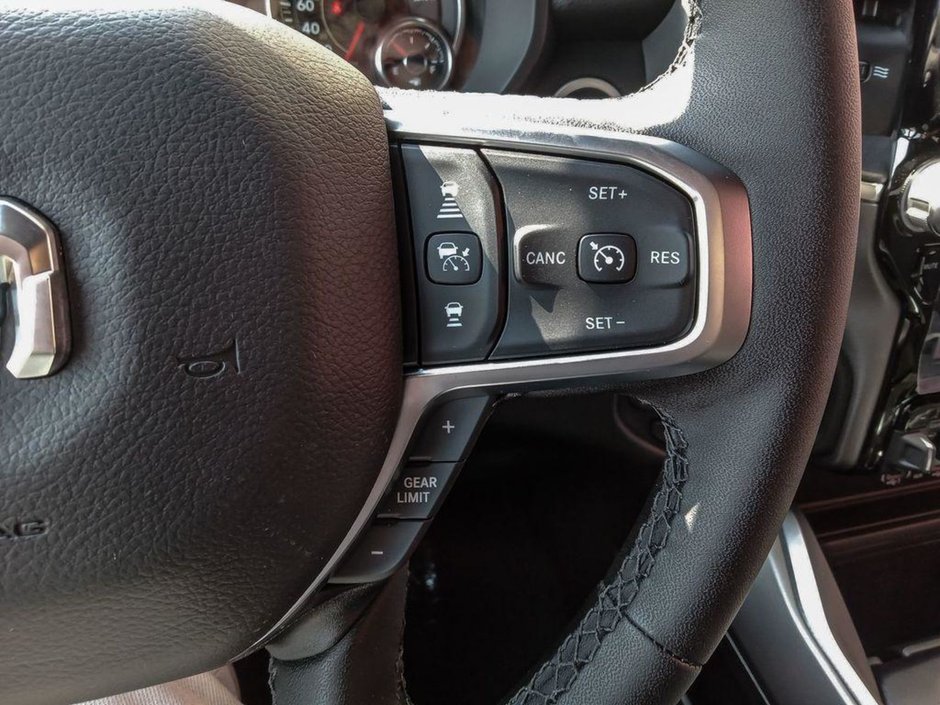 2025 Ram 1500 BIG HORN NIGHT EDITION IN FLAME RED EQUIPPED WITH A 3.0L TWIN TURBO I6 , 4X4 , 8SPD AUTO , PANO SUNROOF , TONNEAU COVER , BIG HO-14