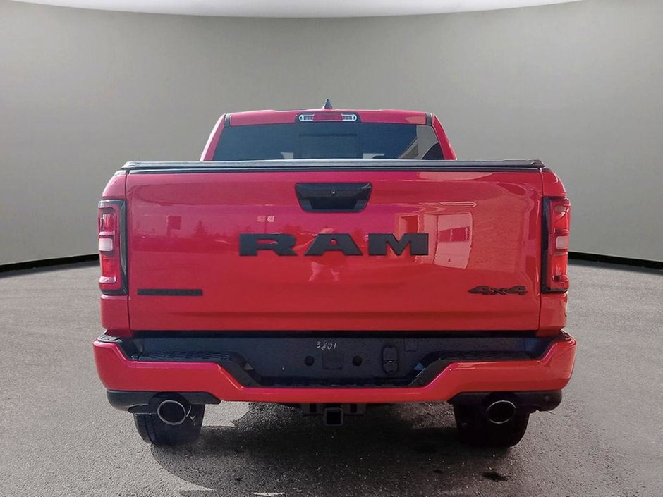 2025 Ram 1500 BIG HORN NIGHT EDITION IN FLAME RED EQUIPPED WITH A 3.0L TWIN TURBO I6 , 4X4 , 8SPD AUTO , PANO SUNROOF , TONNEAU COVER , BIG HO-4