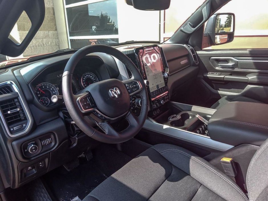 2025 Ram 1500 BIG HORN NIGHT EDITION IN FLAME RED EQUIPPED WITH A 3.0L TWIN TURBO I6 , 4X4 , 8SPD AUTO , PANO SUNROOF , TONNEAU COVER , BIG HO-11